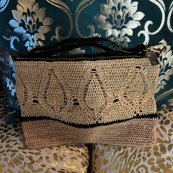 I am selling a new never used purse/wristlet. - Picture 2 of 6